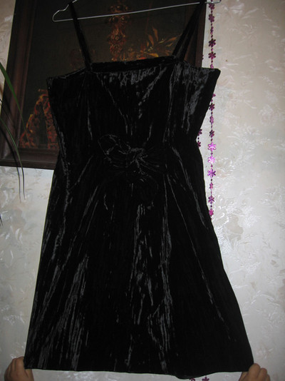 Маленькое черное платье из сжатого велюра. р. 42. Цена 70 гривен.
